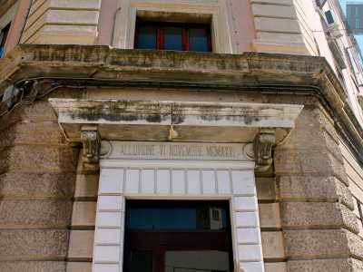 Sopra ciascun portale d'ingresso del quadrilatero un'iscrizione ricorda il disastroso evento